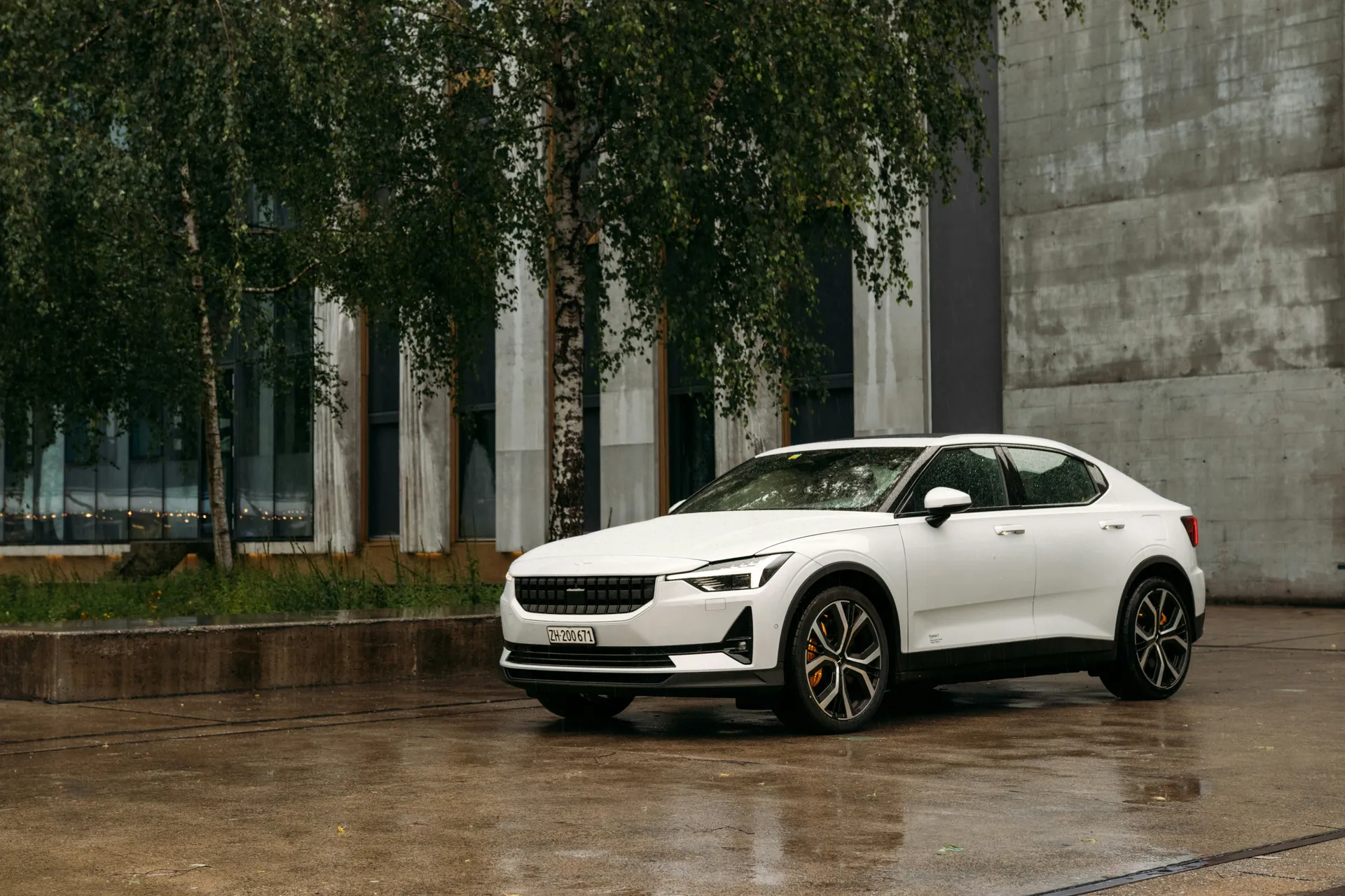 Model van een automerk in de hero van de website